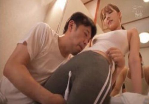 Chú biến thái dùng bàn chải kích thích đứa cháu