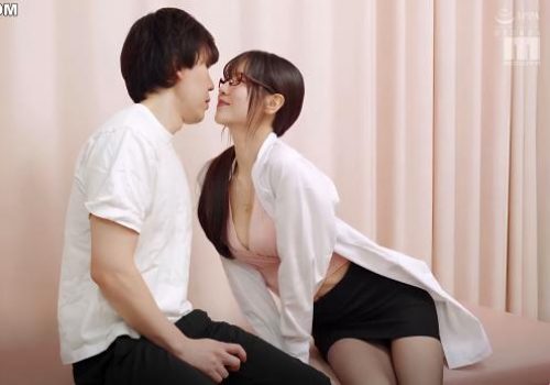 Đi khám chim ai ngờ bác sĩ nữ xinh đẹp nóng bỏng mê mẩn