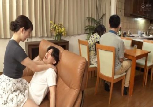 Sống chung nhà với cô chị kế gạ gẫm mỗi ngày